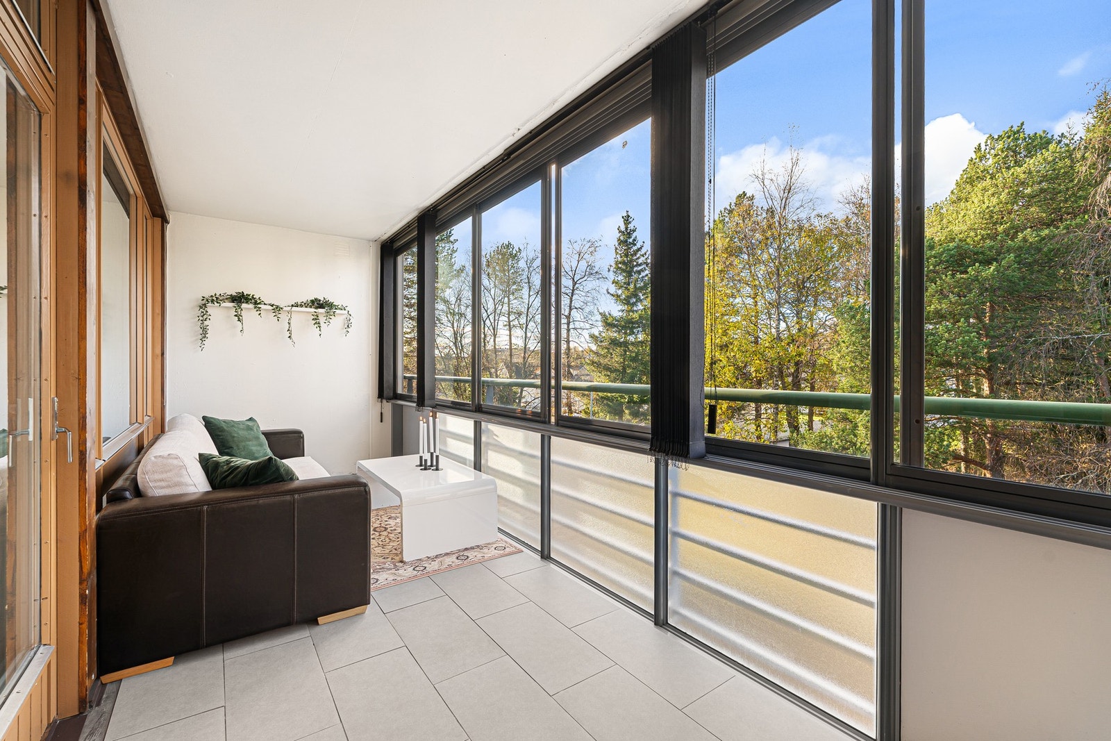 Fra stuen er det utgang til en vestvendt innglasset balkong, med ypperlige solforhold. Galleribilde