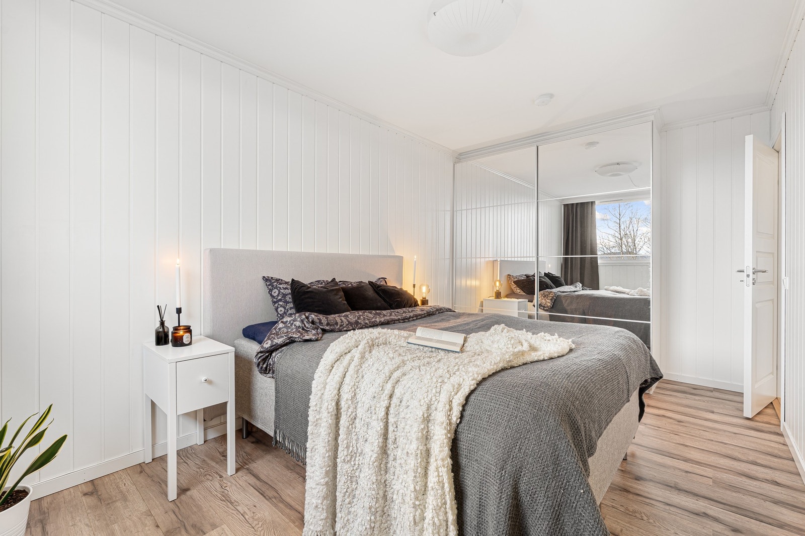 God plass til dobbeltseng og ønsket garderobemuligheter. Galleribilde