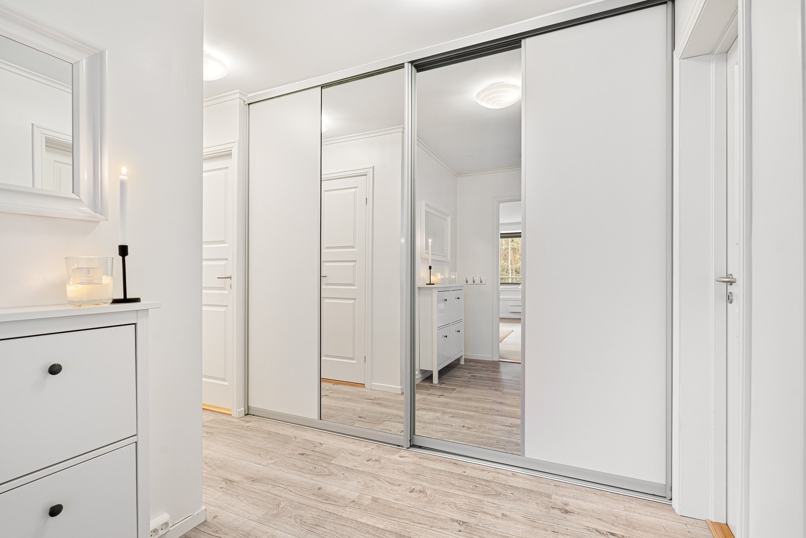 Entréen er utstyrt med stort garderobeskap med skyvedørløsning. Galleribilde