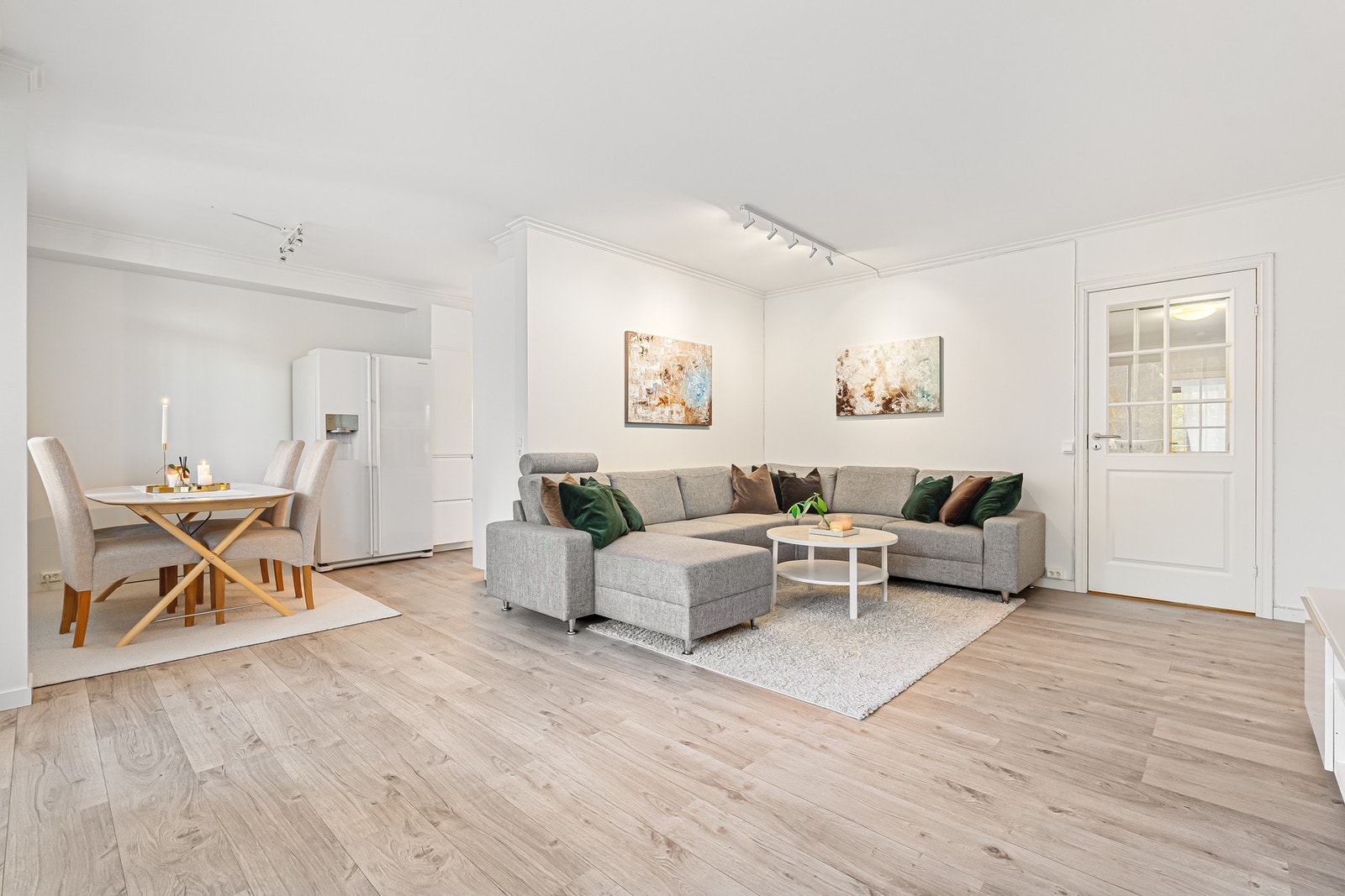 Stor og flott 4-roms toppleilighet med attraktiv beliggenhet. Galleribilde