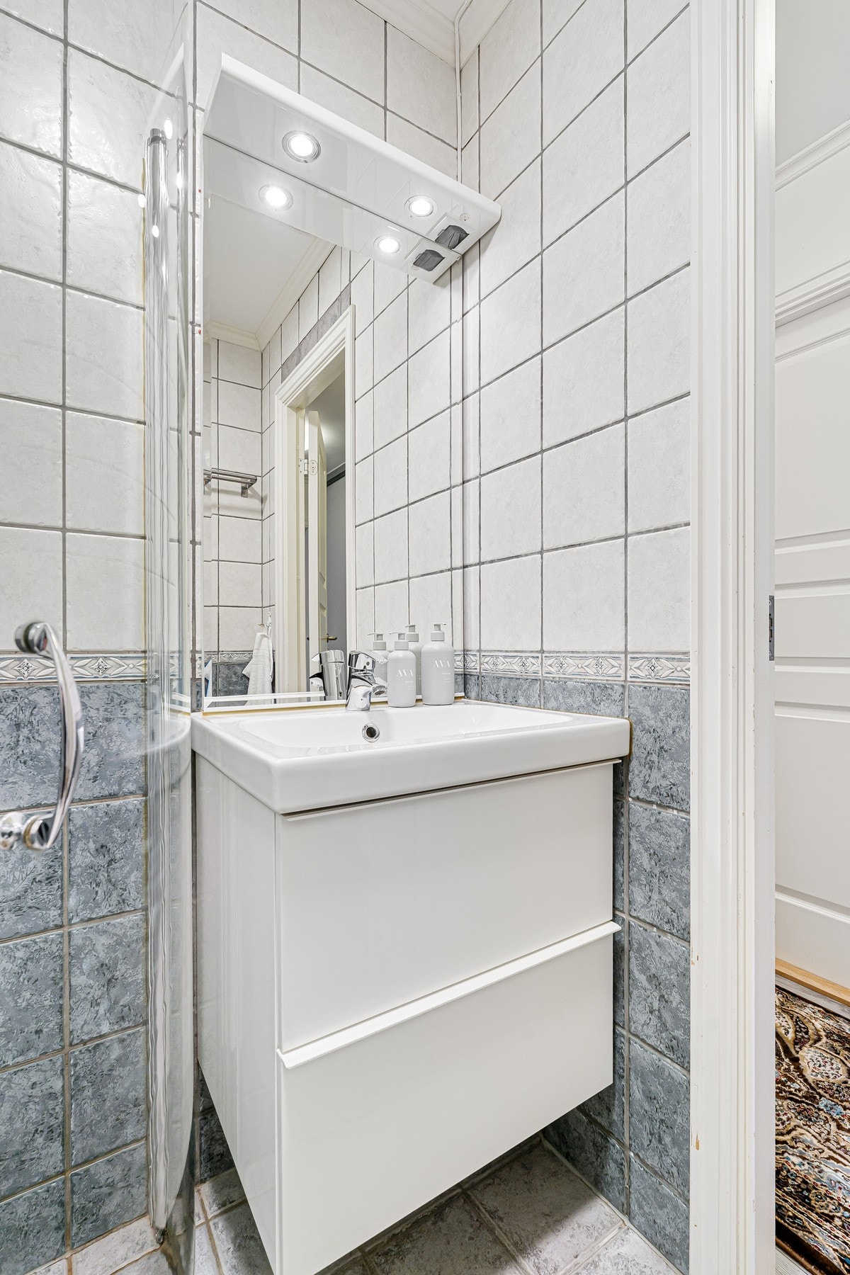 Servant i skap. Galleribilde