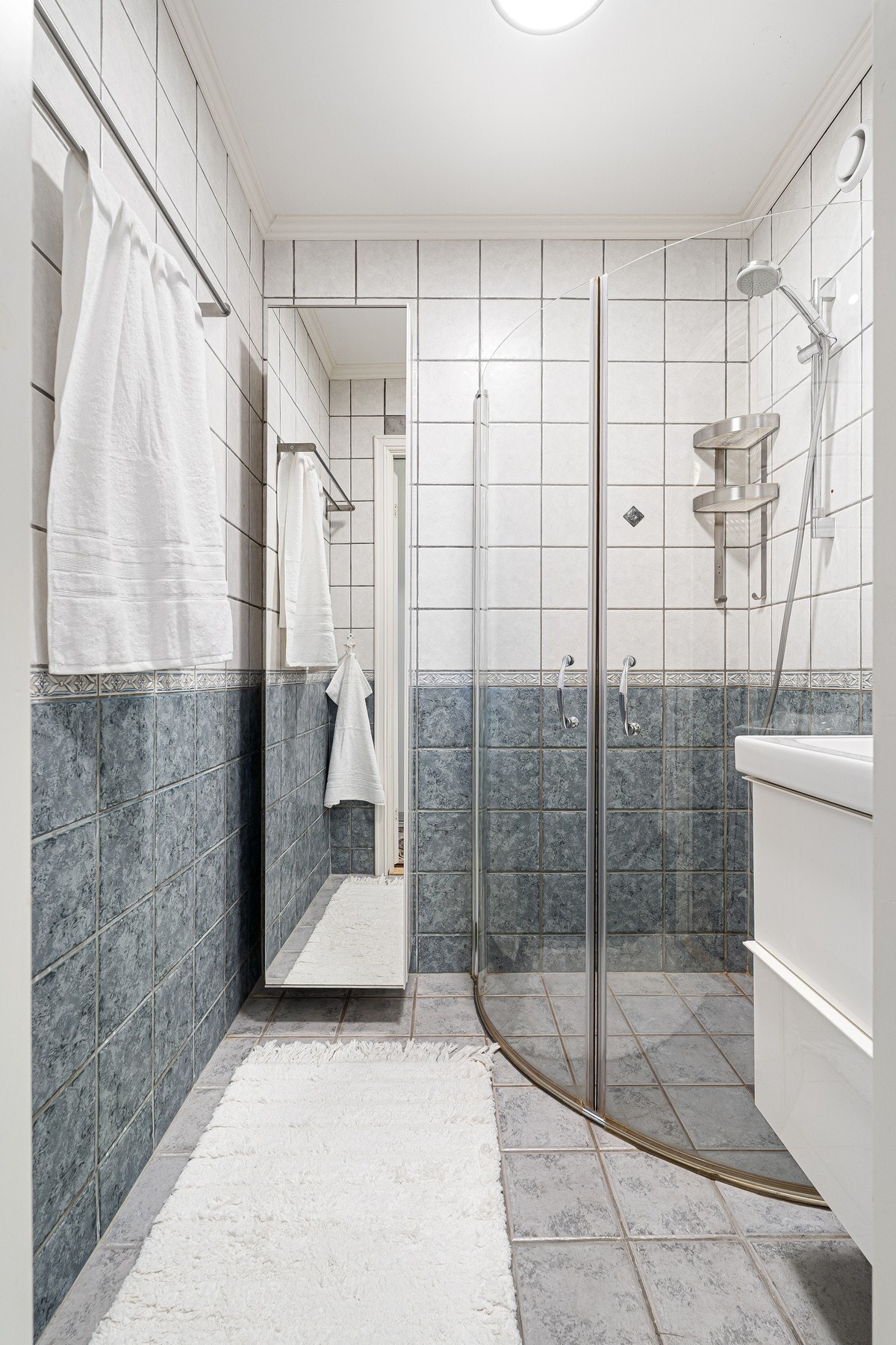 Praktisk flislagt bad med behagelig gulvvarme. Galleribilde