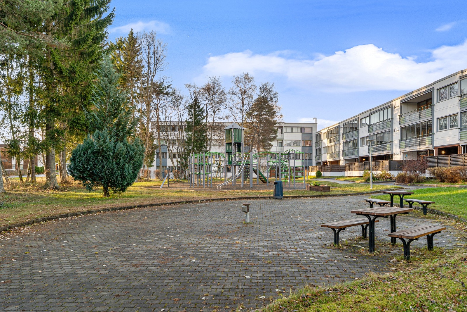 Boligområdet er meget barnevennlig med lite trafikk og lekeplasser for barn i gatetun. Galleribilde