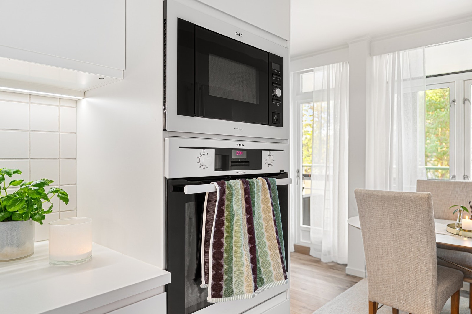 kjøkkenet har opplegg til oppvaskmaskin, samt integrerte hvitevarer som stekeovn, mikroovn og platetopp. Galleribilde