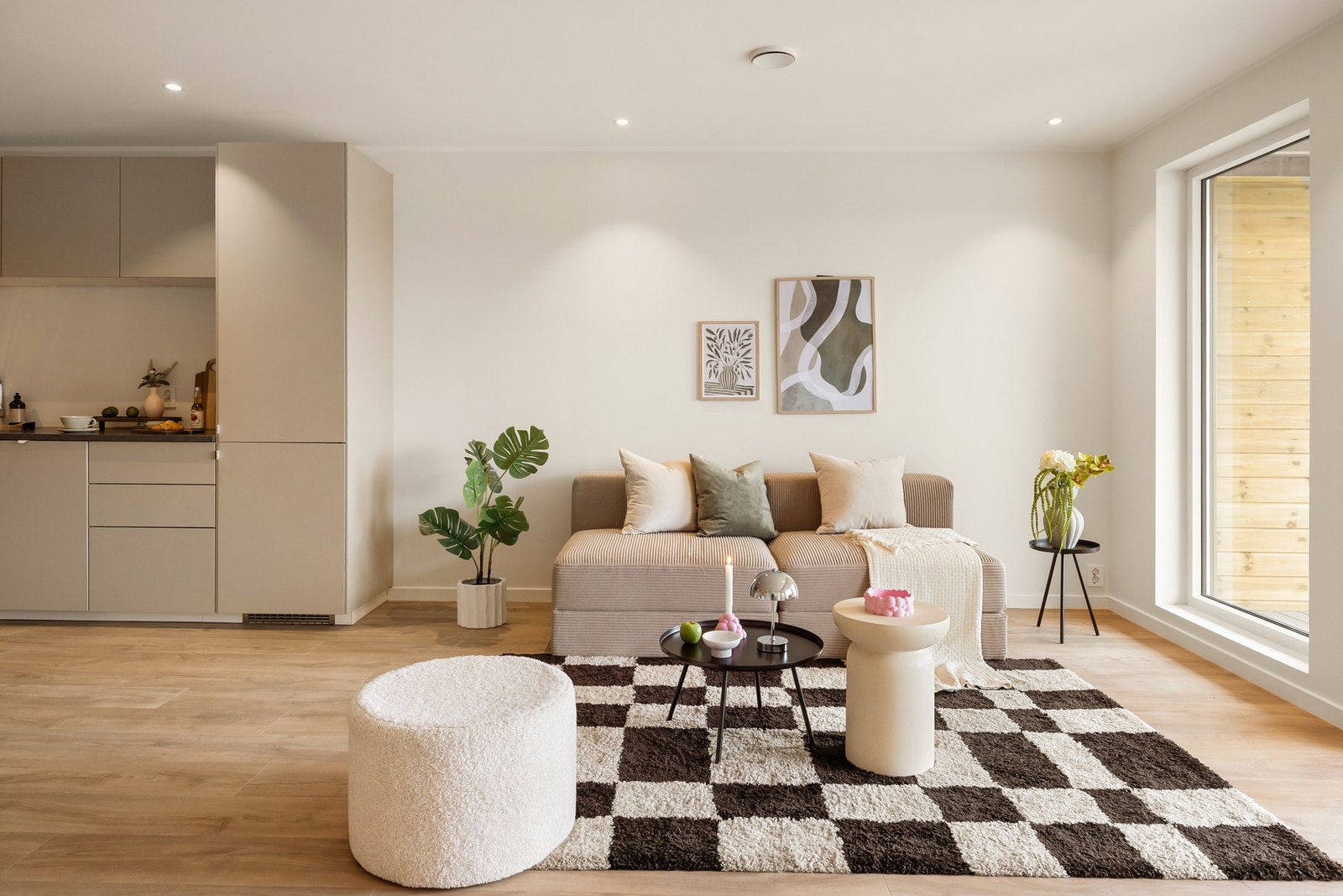 Her er det god plass til både sofaseksjon og spisebord. Galleribilde