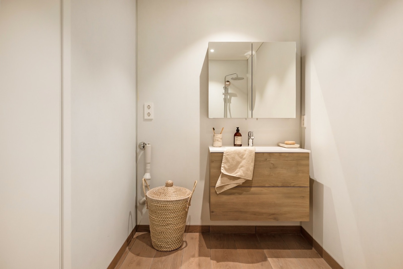 Badet er av god størrelse, og har fliser på gulv i en behagelig brunfarge. Galleribilde