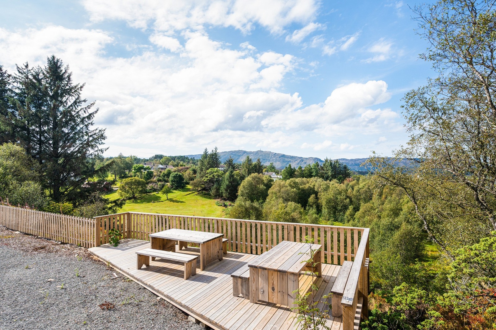 For barnefamilier er dette et supert sted å bo, med skoler, barnehager og fritidstilbud like i nærheten. Galleribilde