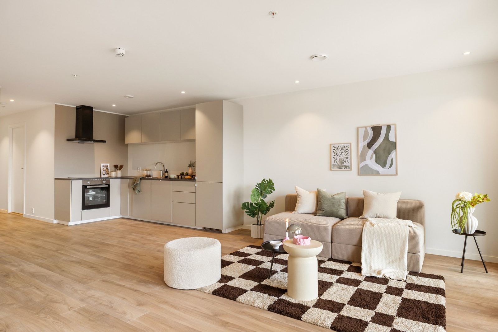 Det er spotter i himling og overgangen fra vegger til tak er selvsagt listefri, her er ingenting tilfeldig. Galleribilde