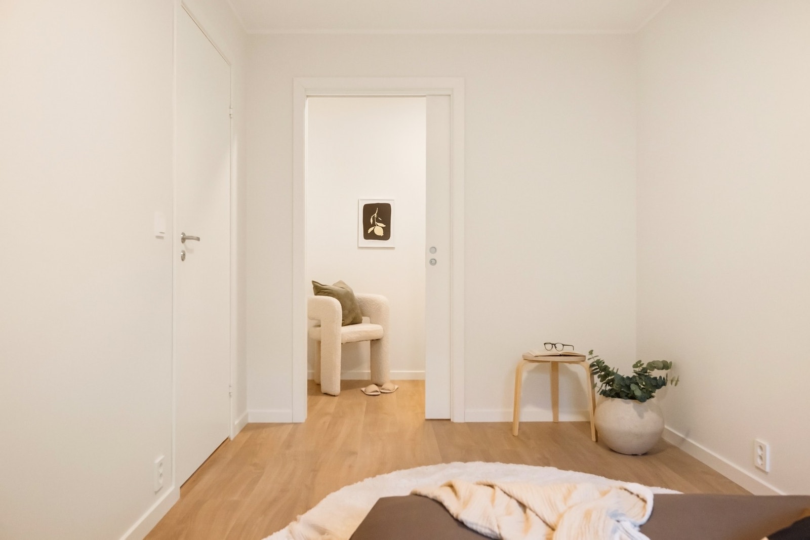 Tilknyttet soverommet er det en praktisk garderobe. Galleribilde