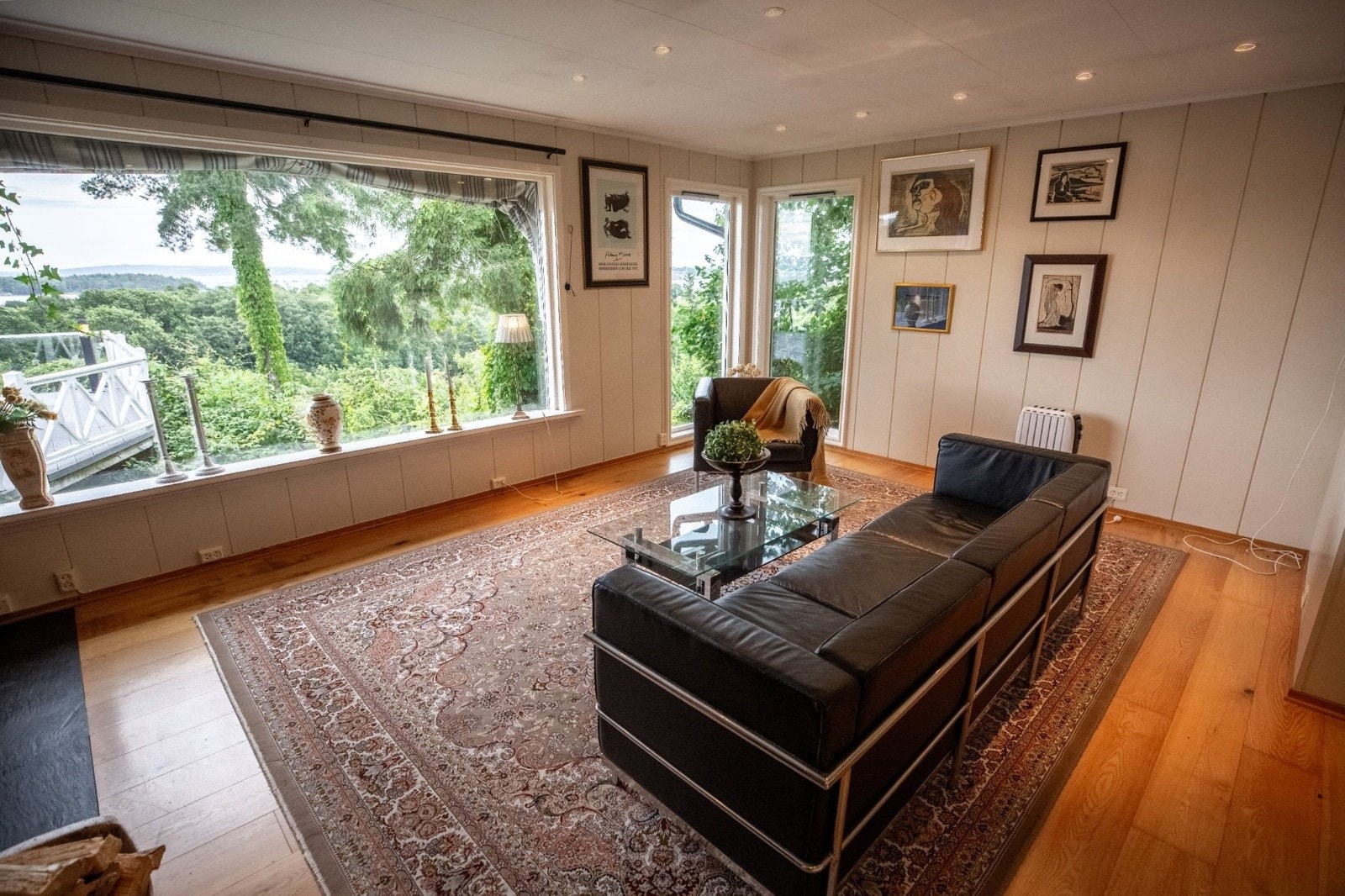 Det er god plass for både sofa og spisestue Galleribilde