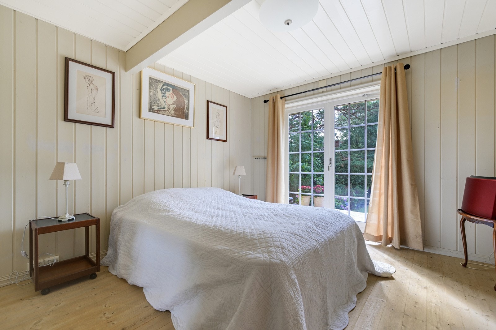 Ved siden av kjøkkenet finner vi en egen fløy med hovedsoverom og bad Galleribilde