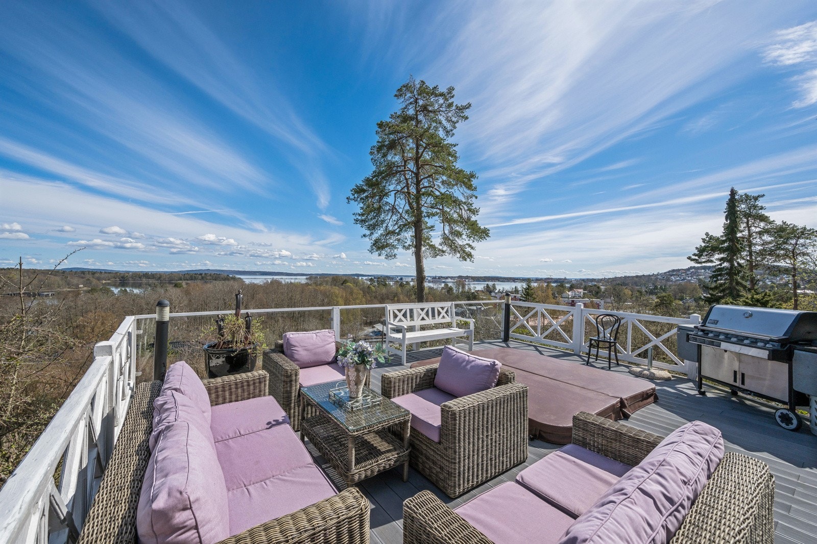 Loungeavdeling med utsikt og god plass for familie og venner Galleribilde