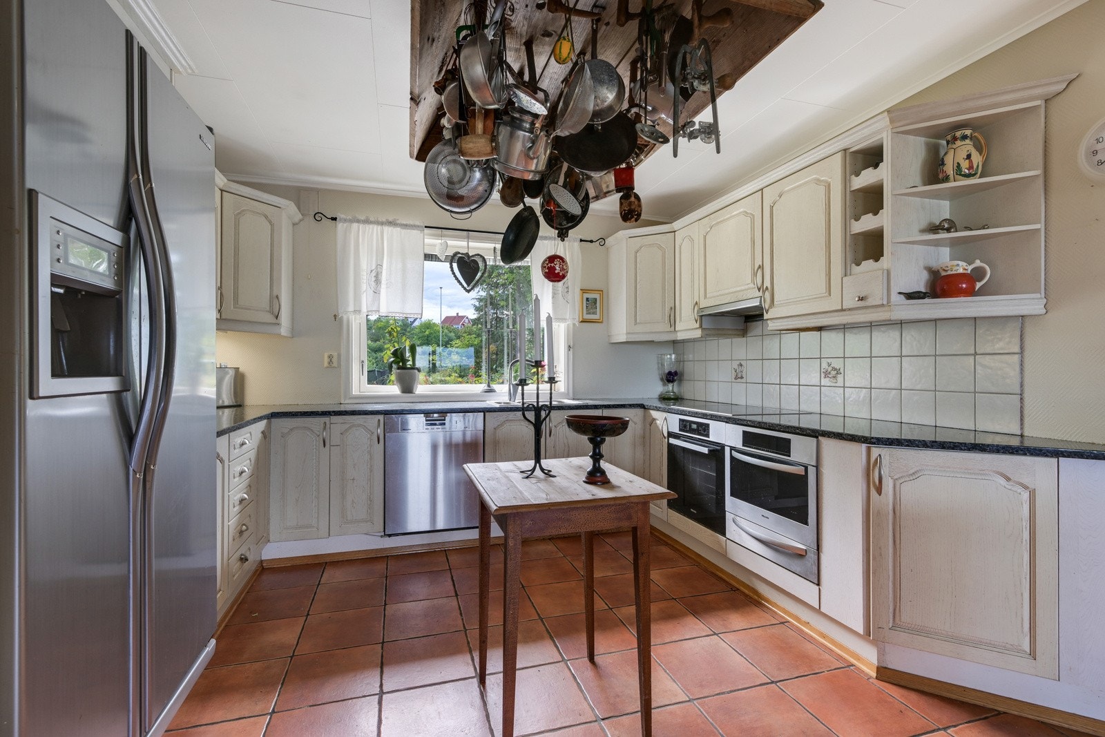 Et praktisk arbeidskjøken og godt med benkeplass - hvitevarene medfølger Galleribilde