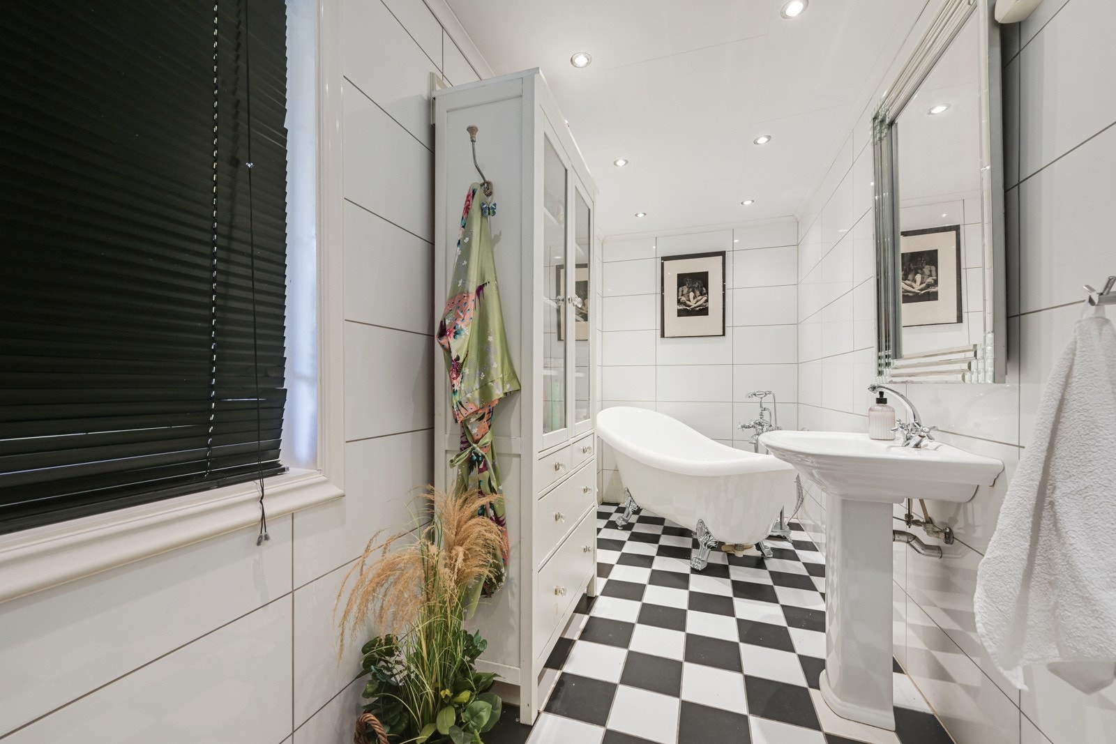 Dette badet har både badekar og dusjkabinett Galleribilde