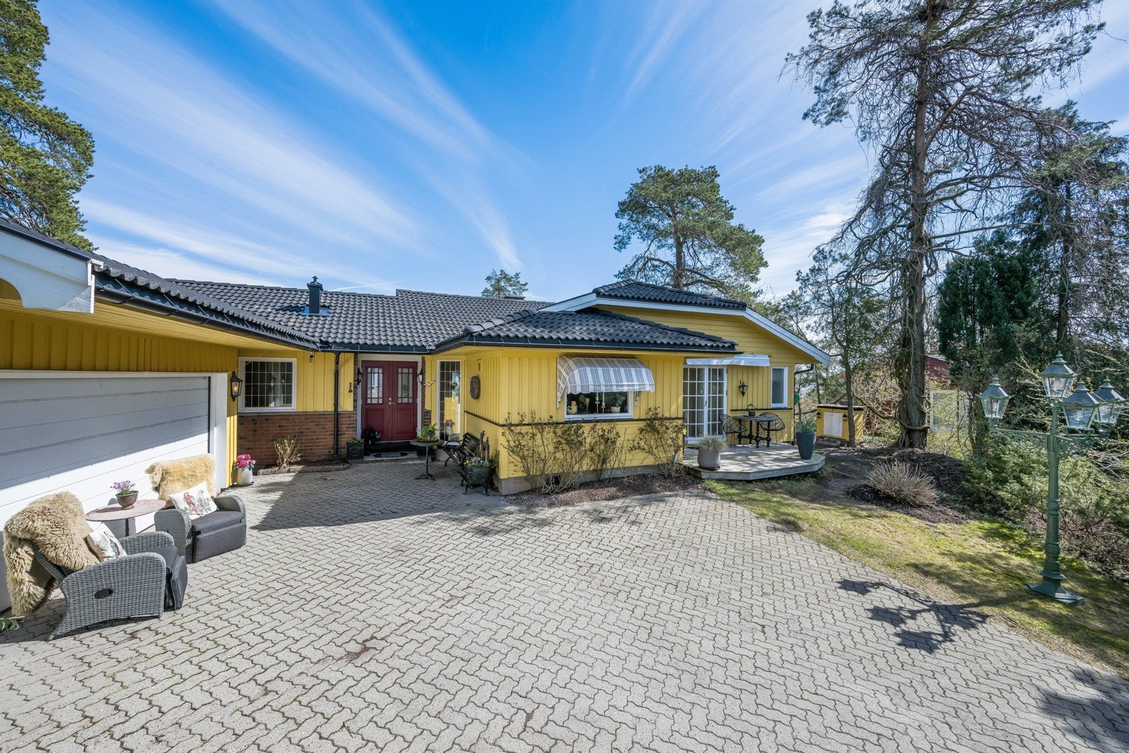 Her ser vi fasaden mot vest, den steinsatte gårdplassen og inngangspartiet Galleribilde