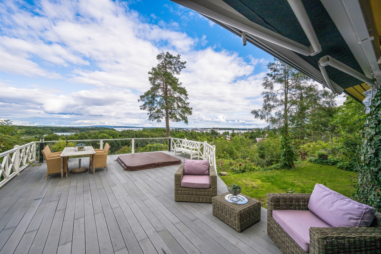 Og her ser vi litt av den store terrassen på ca. 45 kvm Galleribilde