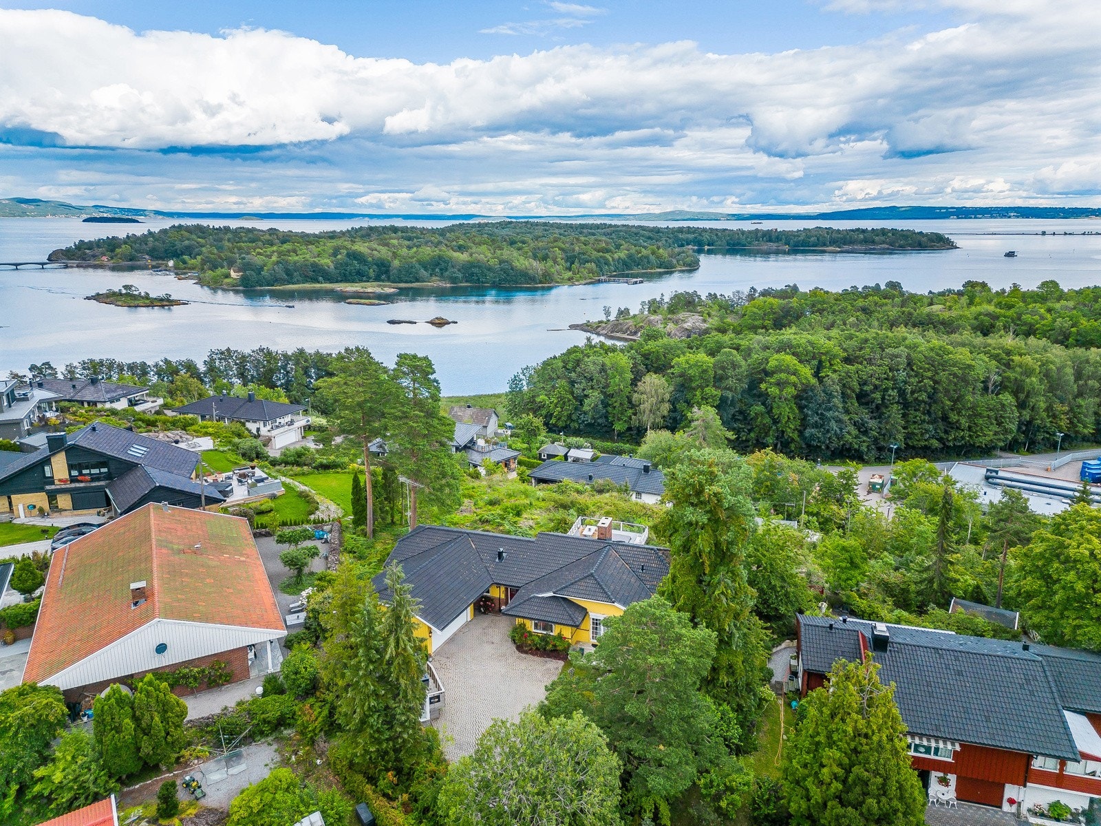 Her ser vi et dronebilde av fasaden mot vest og Oslofjorden i bakkant Galleribilde