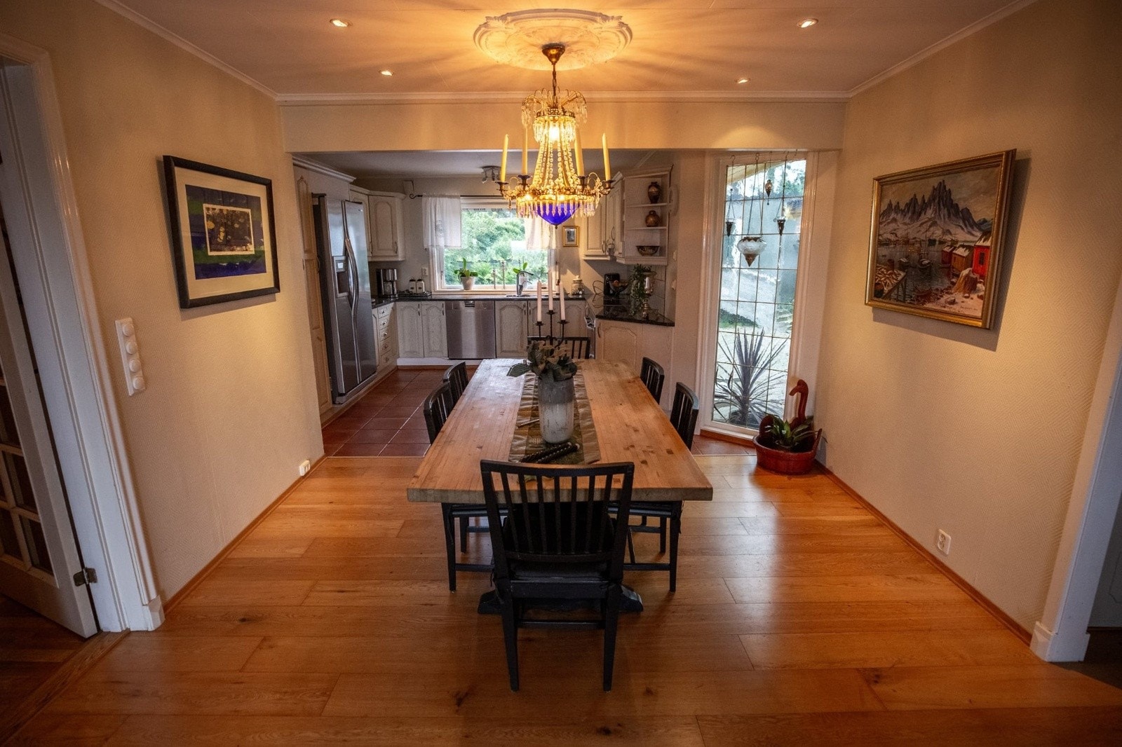 Vi fortsetter på innsiden - kjøkken/allrom med plass for langbord Galleribilde