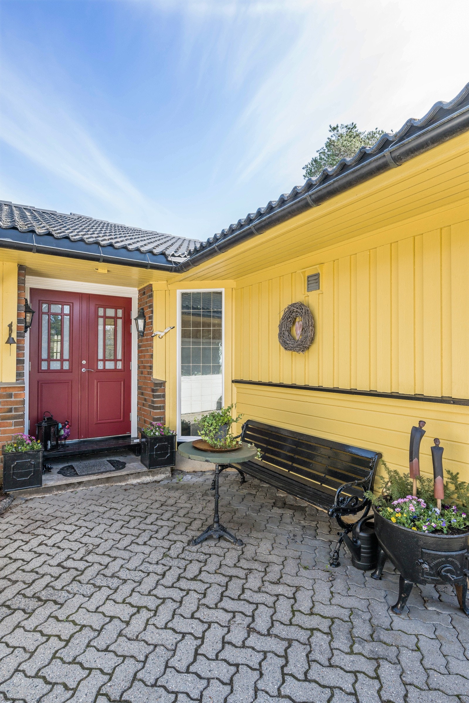 Vi fortsetter inn den pene og tofløyede inngangsdøren Galleribilde