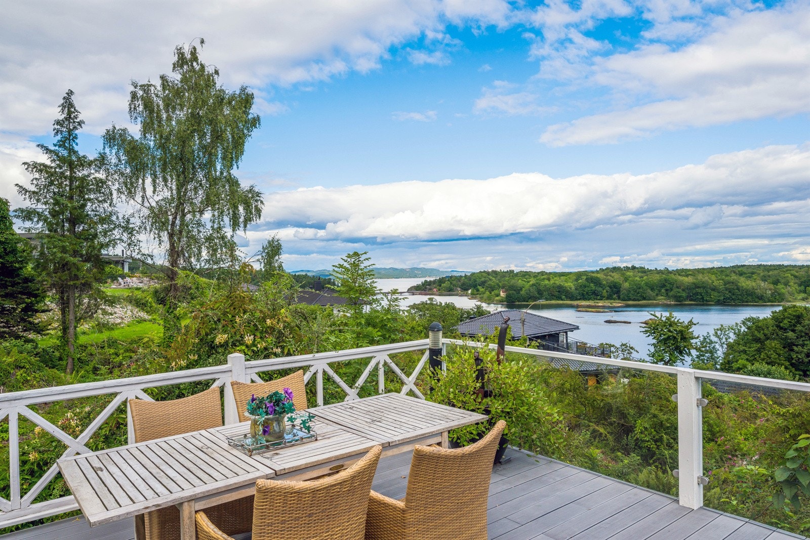 Praktfull fjordutsikt og attraktiv beliggenhet på en kolle i enden av en blindvei i Evjeåsen Galleribilde