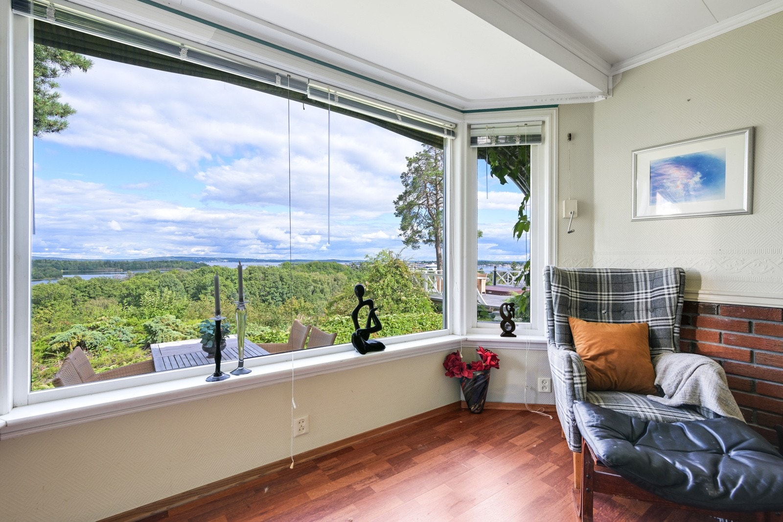 En fin og skjermet krok med plass for både kikkert og en god bok Galleribilde