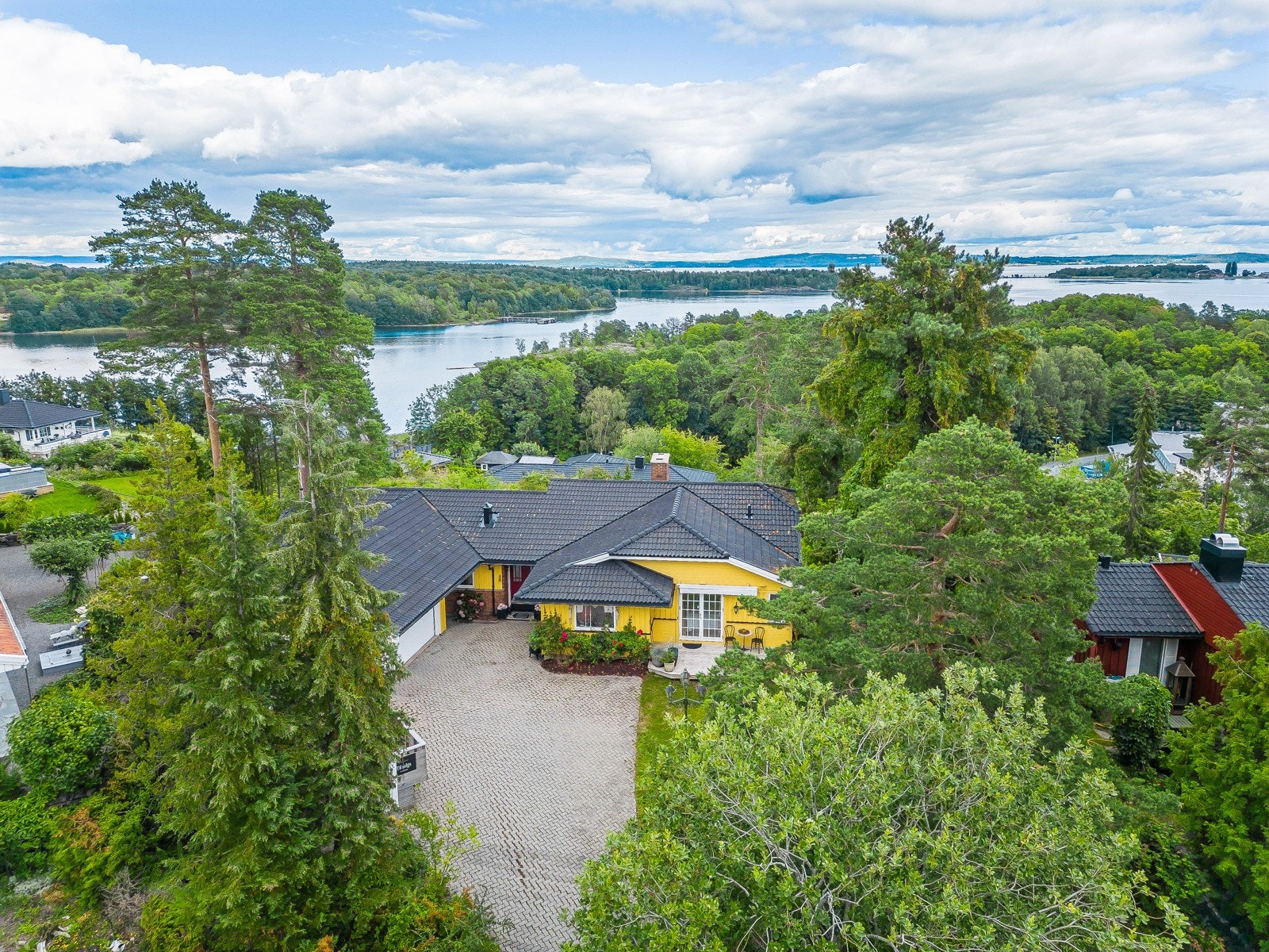 Boligen ligger i enden av en blindvei med sol fra morgen til kveld Galleribilde