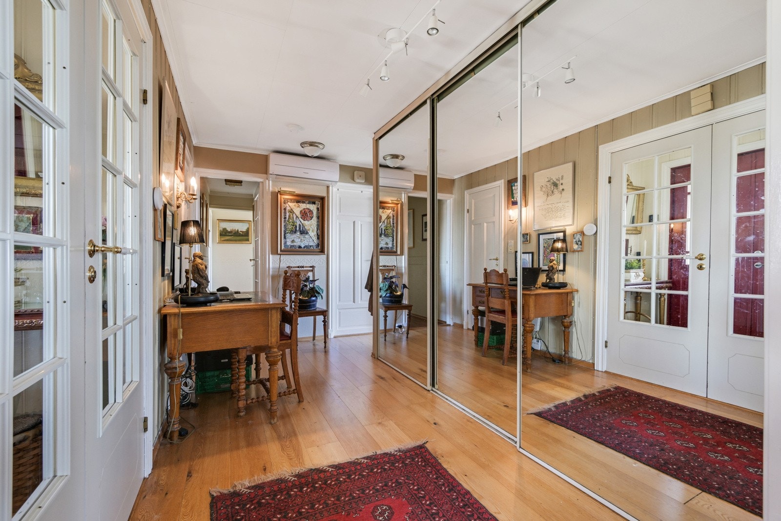 Hall med kontorplass, varmepumpe og stor skyvedørsgarderobe Galleribilde