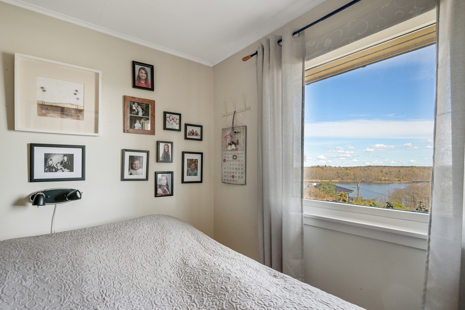 I fløyen mot nord er det tre soverom - som vi ser er det utsikt fra senga og mot fjorden Galleribilde