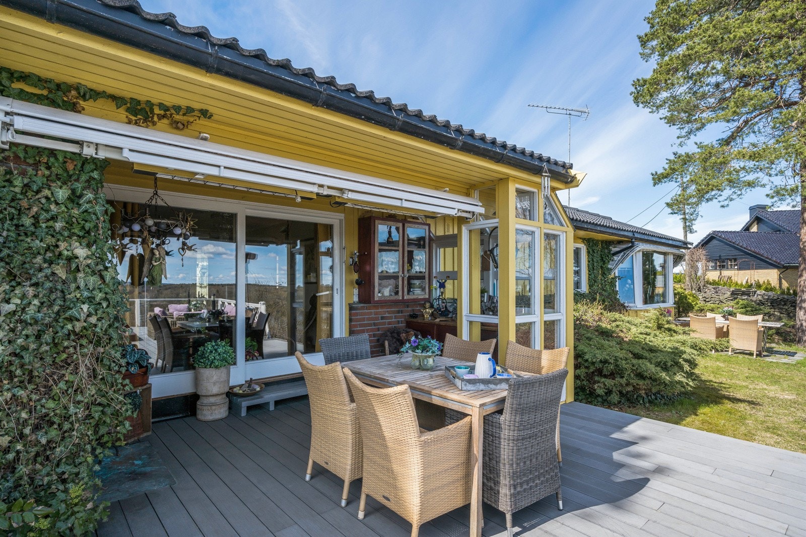 Fra stua er det hev/skyve-dør ut til den store terrassen og hagen Galleribilde