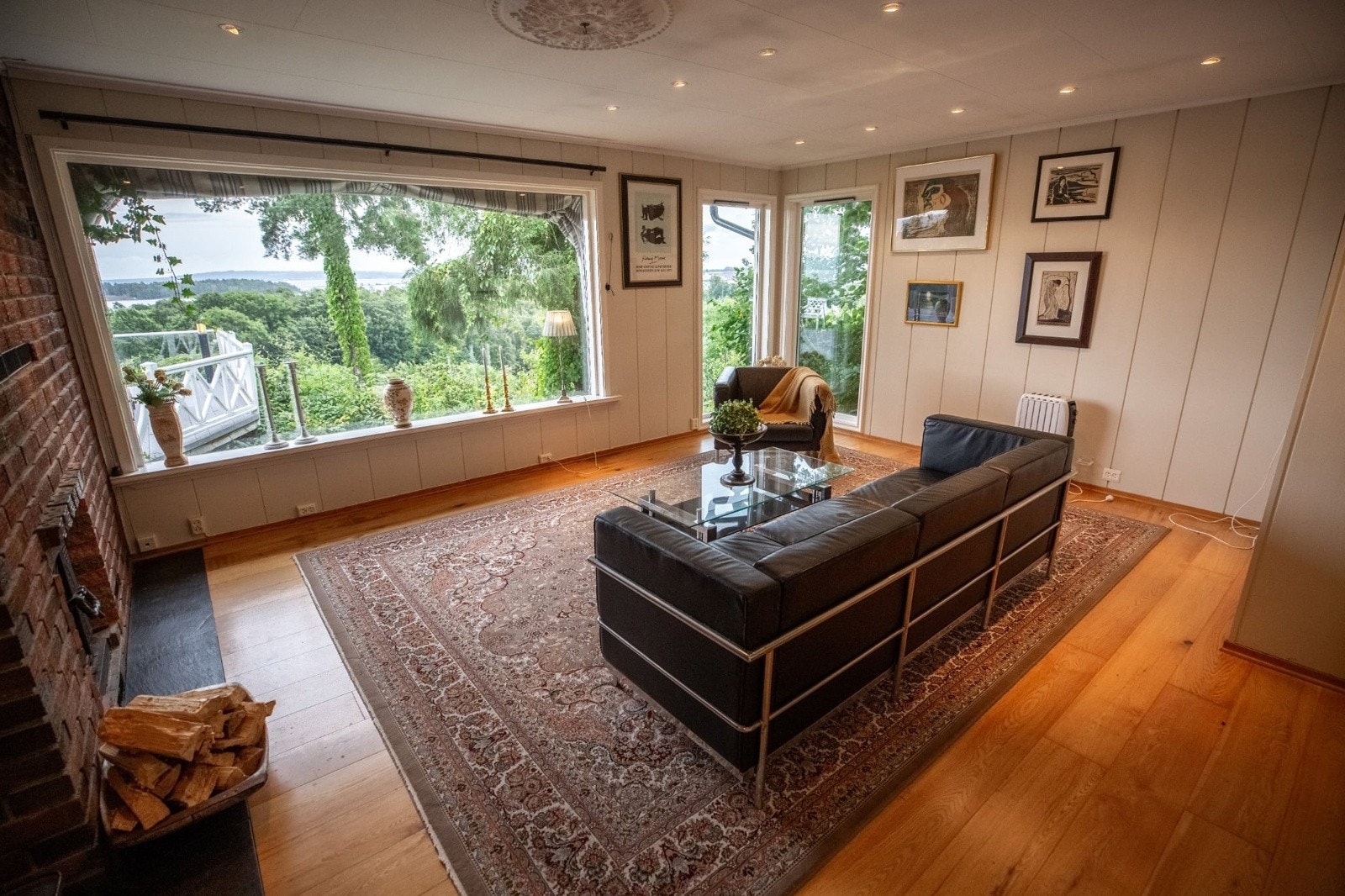 Store vindusflater og flott utsikt over både fjorden og "grønne omgivelser" Galleribilde