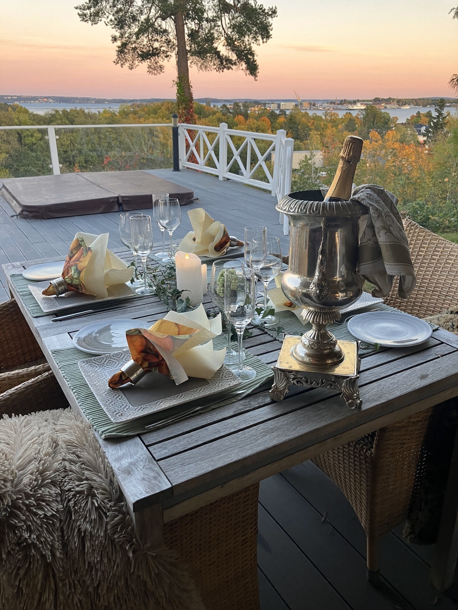 Fra terrassen er det vakker utsikt til både soloppganger og solnedganger Galleribilde