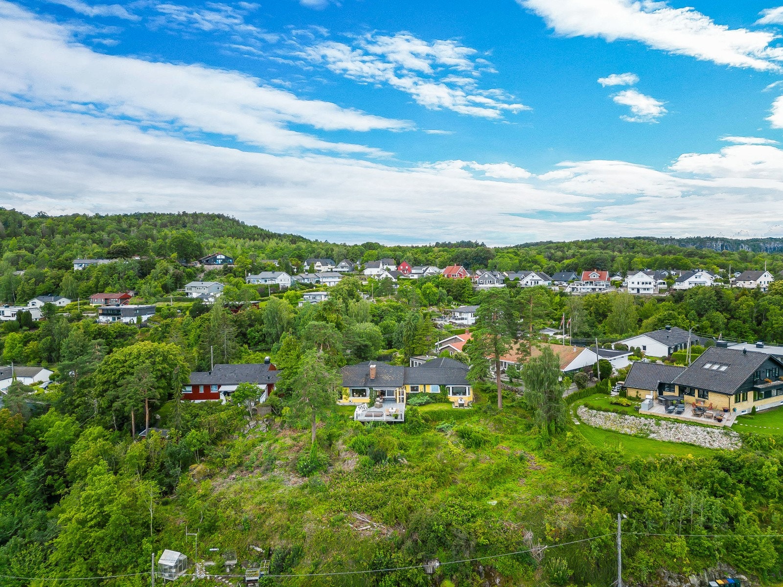 Dronefoto med skogen og de flotte turområdene i bakkant Galleribilde