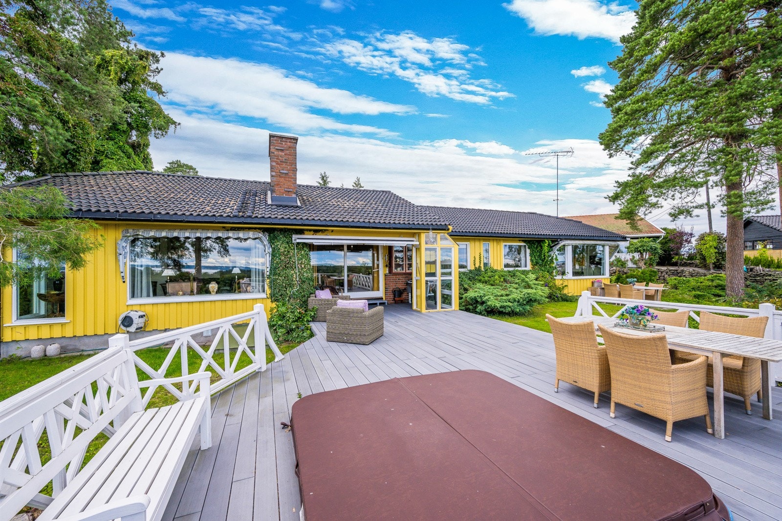 På baksiden av huset finner vi en stor og deilig terrasse mot fjorden Galleribilde