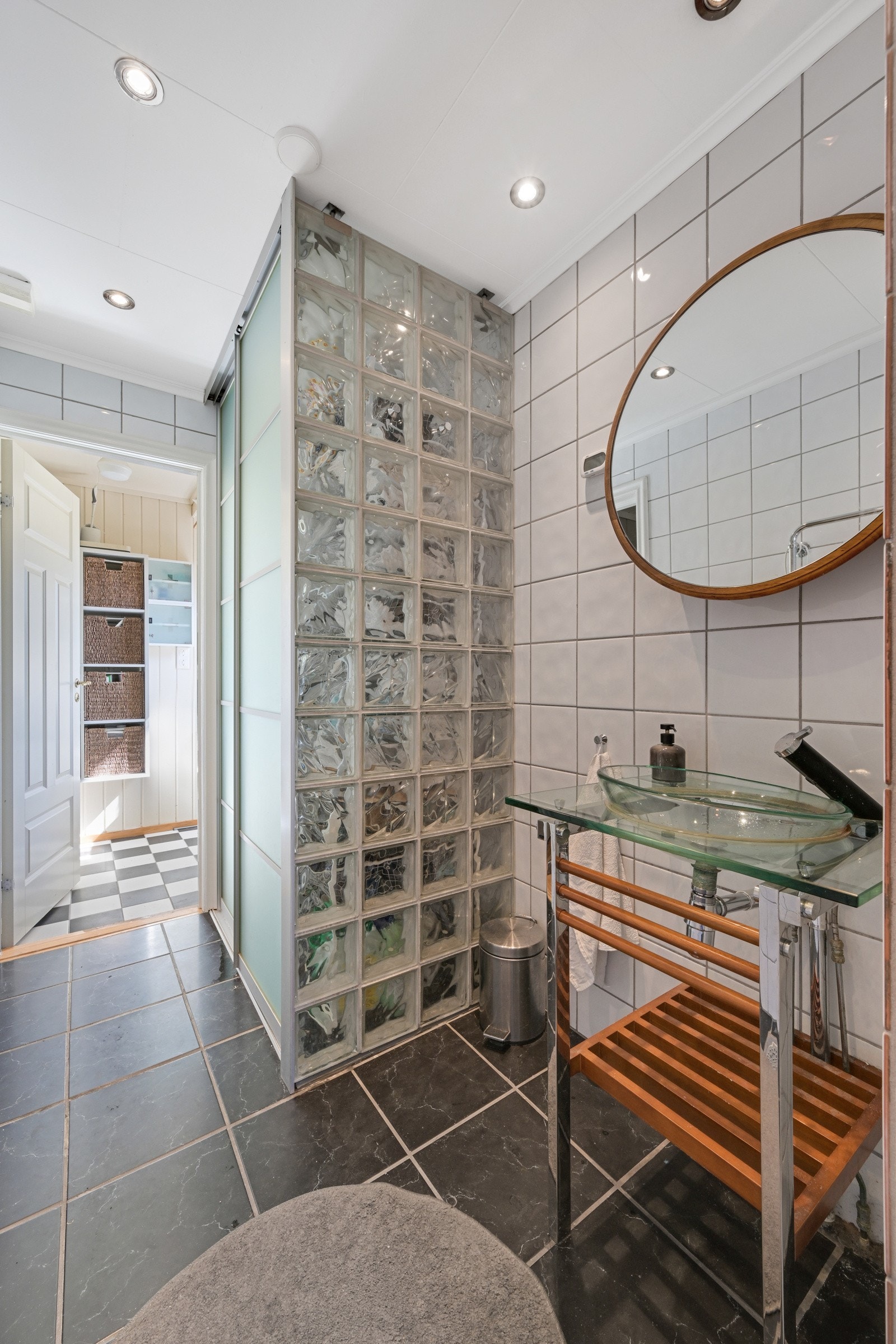 Hovedbad med dør til vaskerommet Galleribilde