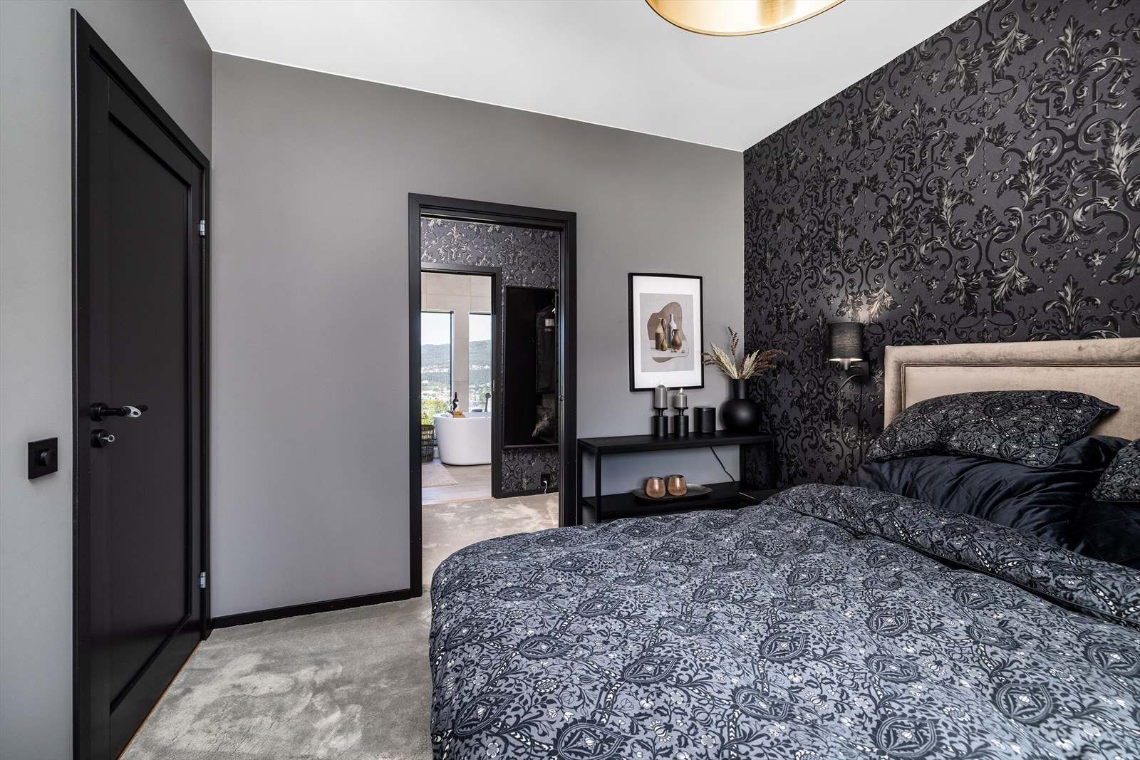 Soverommet har store og gode vinduer som bidrar til godt med lys og luft inn. Galleribilde