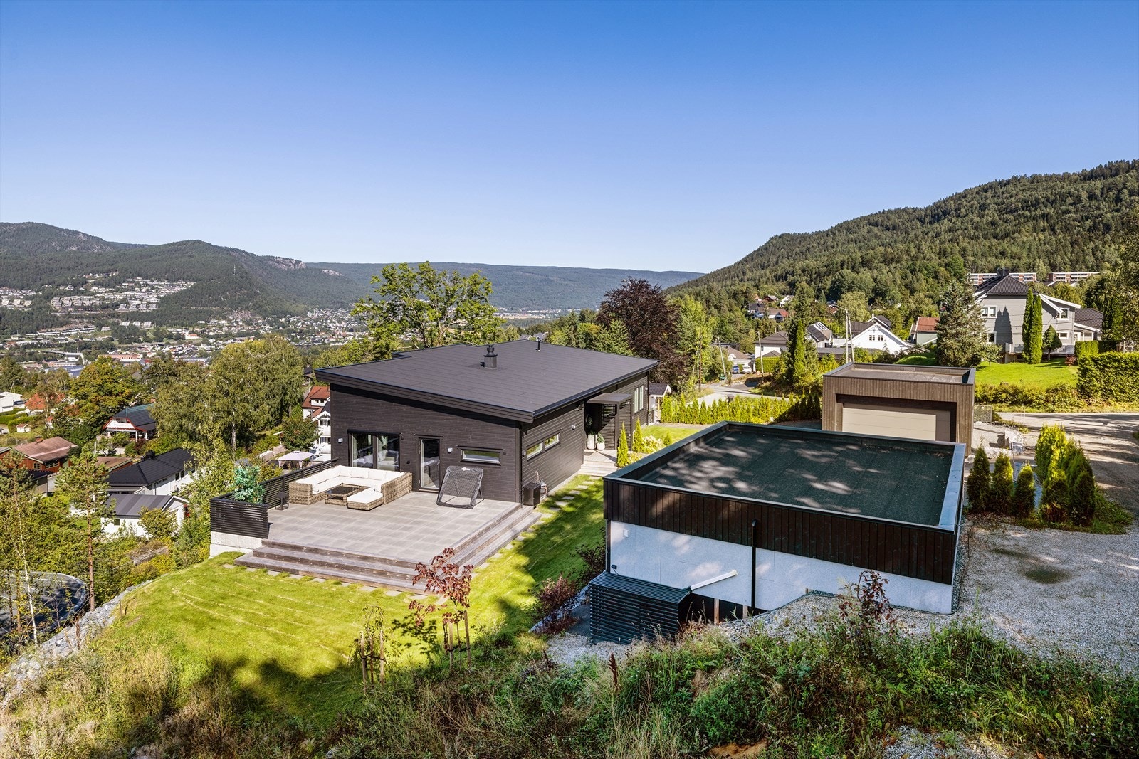 En flott og romslig uteplass med lang solvandring og 2 dobbeltgarasjer med samlet 4 biloppstillingsplasser. Galleribilde