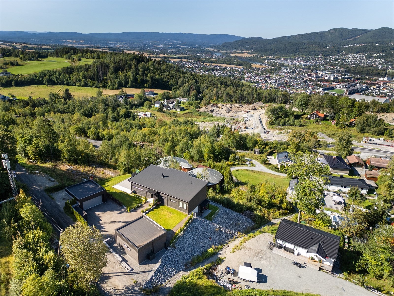 Velkommen til denne eksklusive og sjeldne muligheten av en enebolig i Åsen! Galleribilde