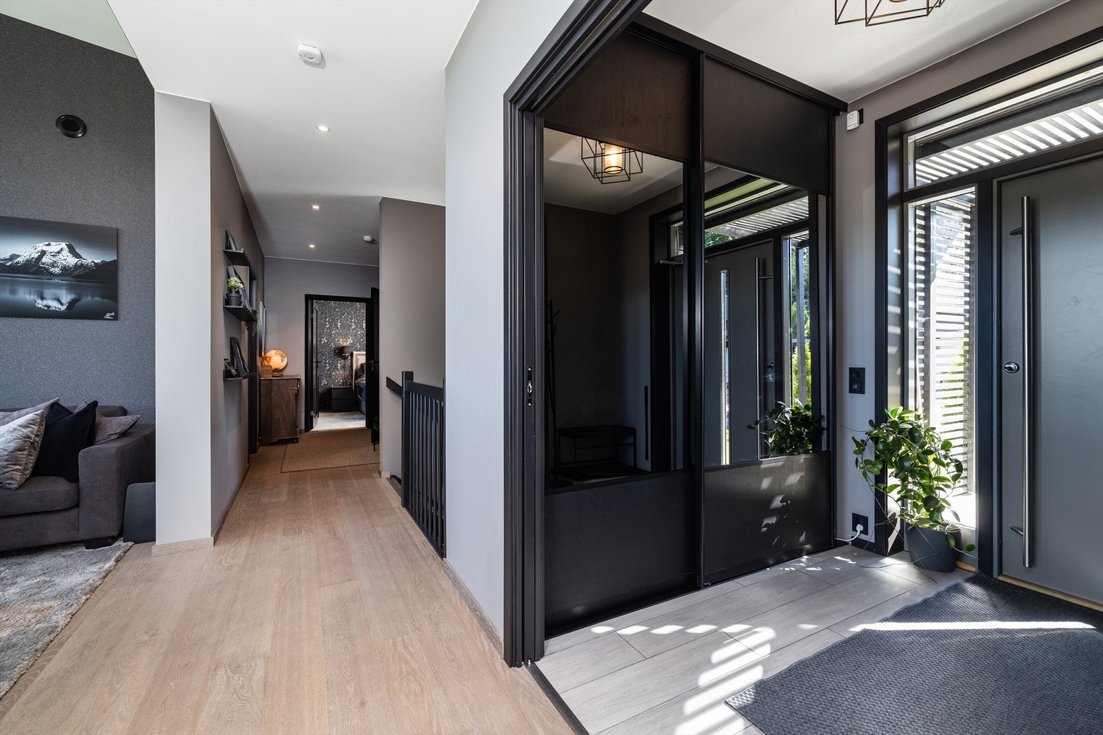 Innendørshallen setter standarden for boligen med slitesterkt laminat på gulv og skyvedører for å stenge av mot stuen. Galleribilde