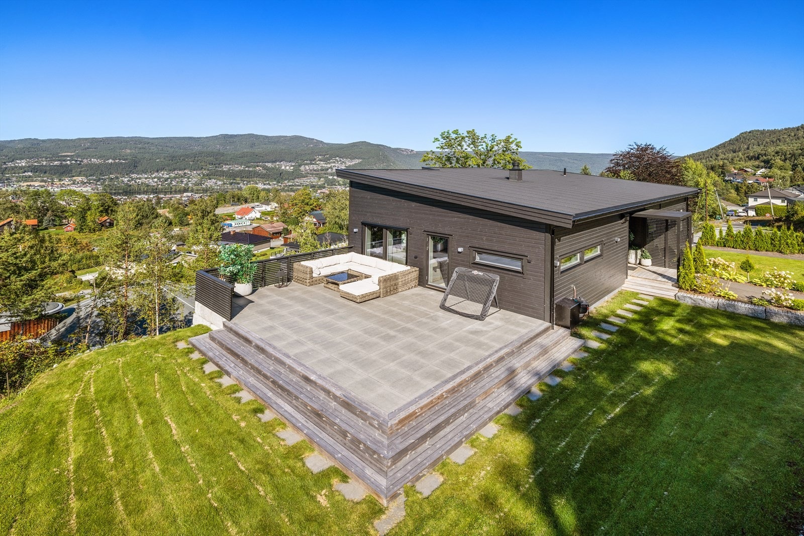 Stor terrasse på 48 kvm med en fantastisk utsikt som bare må oppleves. Galleribilde