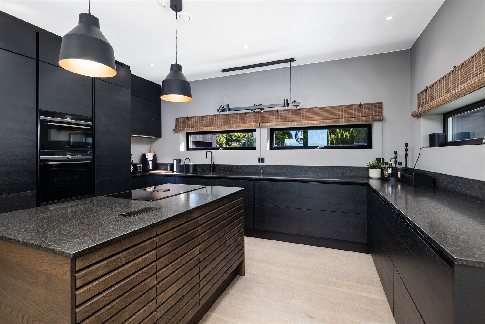 Kjøkkenet har en praktisk kjøkkenøy, med fronter av eikespiler med ekstra oppbevaringsplass. Galleribilde