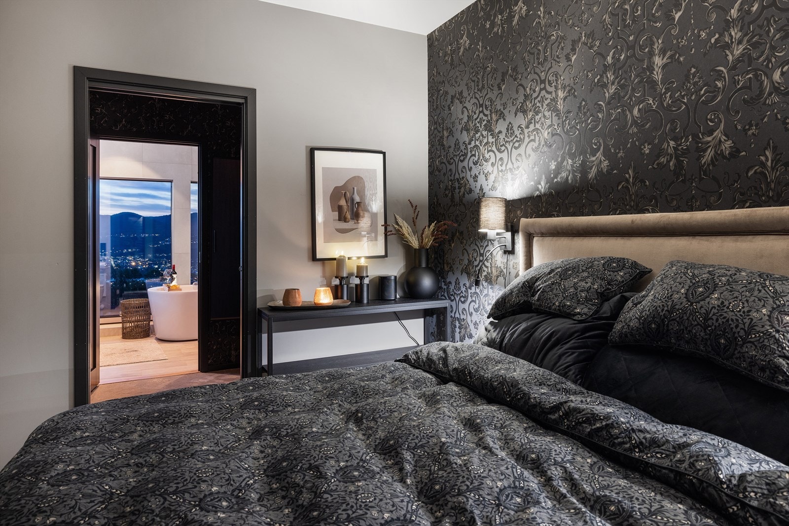 I tilknytning til soverommet ligger et høyst moderne bad og et praktisk walk-in closet. Galleribilde