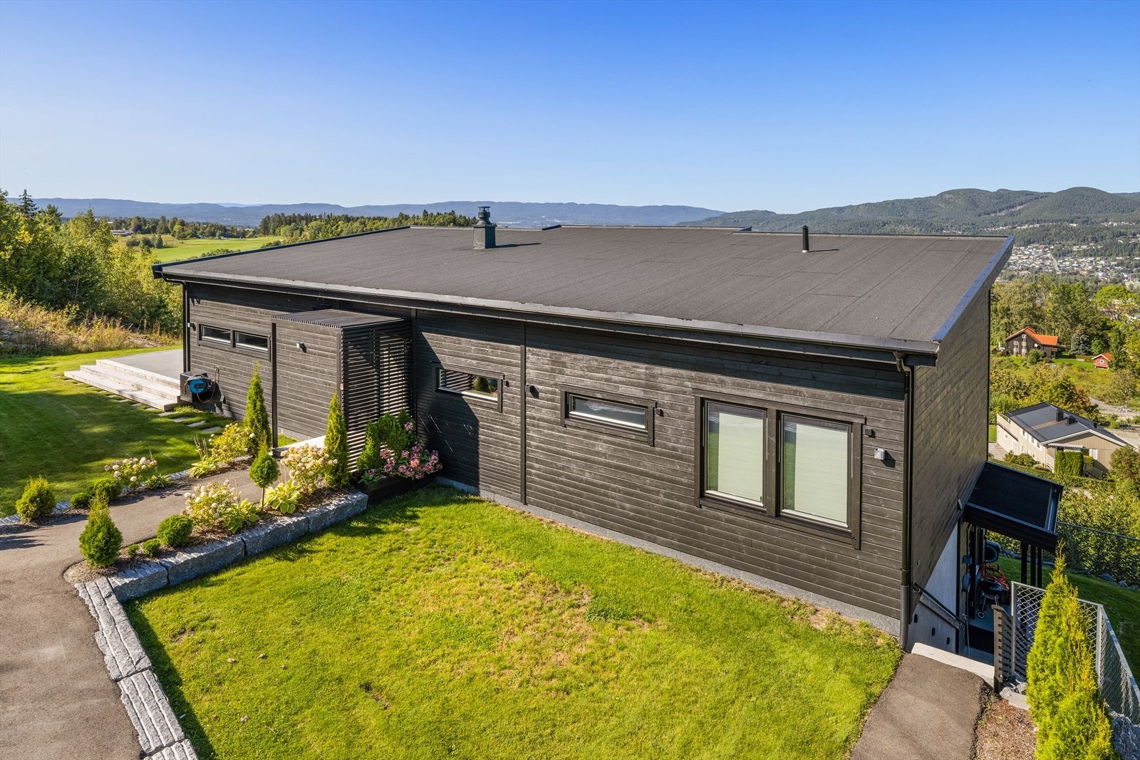 Store grøntarealer med gressplen der barn og unge kan leke fritt. Galleribilde