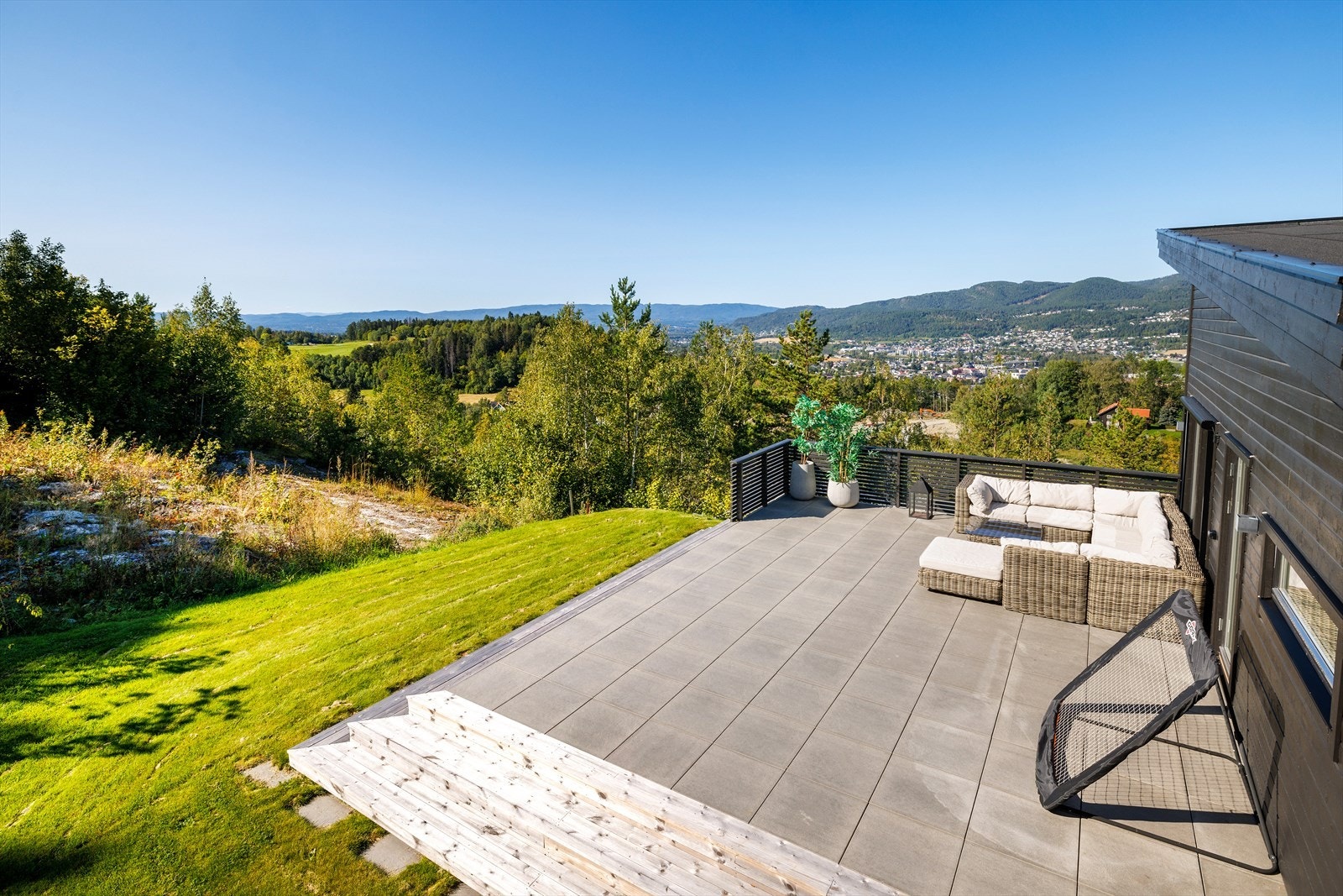 Terrassen kan møbleres med flere møbleringssoner med ulike sittegrupper og grill. Galleribilde