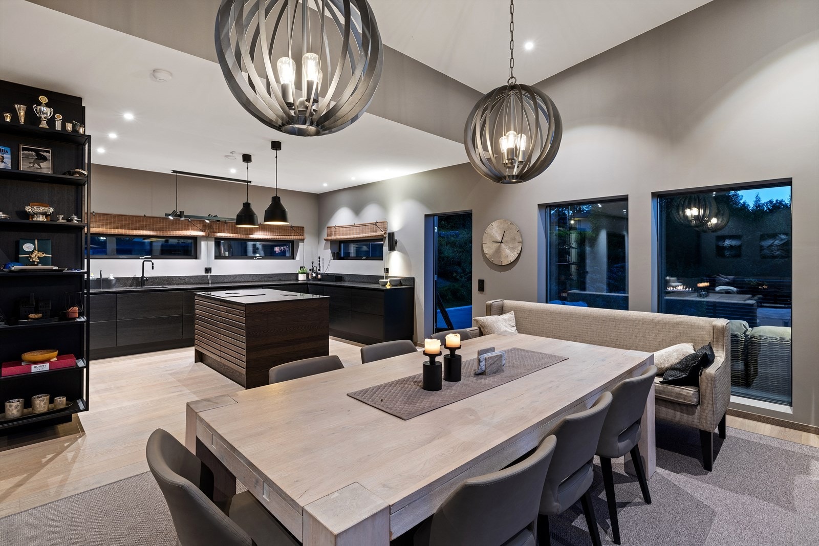 Denne eksklusive, villaen fra 2021 imponerer med sine romslige løsninger, førsteklasses materialvalg og gjennomførte detaljer. Galleribilde