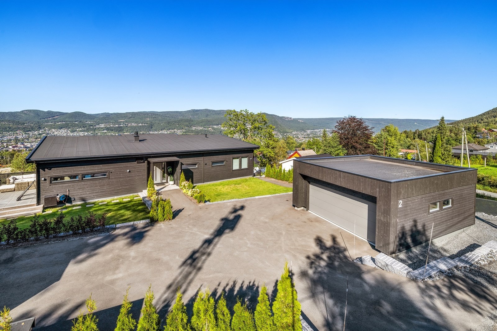 Boligen har en gjennomtenkt og velfungerende planløsning som går over to plan, i tillegg til en fin uteleiedel, flotte utearealer og 2 dobbeltgarasjer. Galleribilde