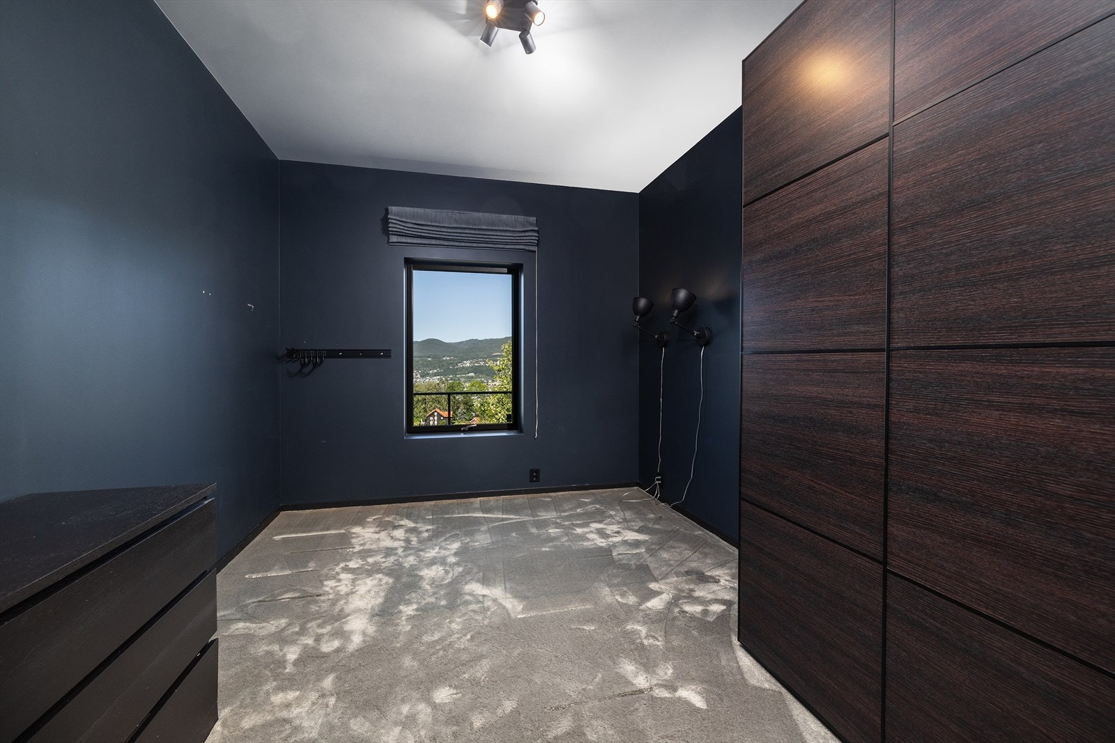 Soverom 4 er i en mørkere fargetone og har allergivennlig teppe på gulv. Det er god plass til dobbeltseng og rom for oppbevaring i skyvedørsgarderobe. Galleribilde