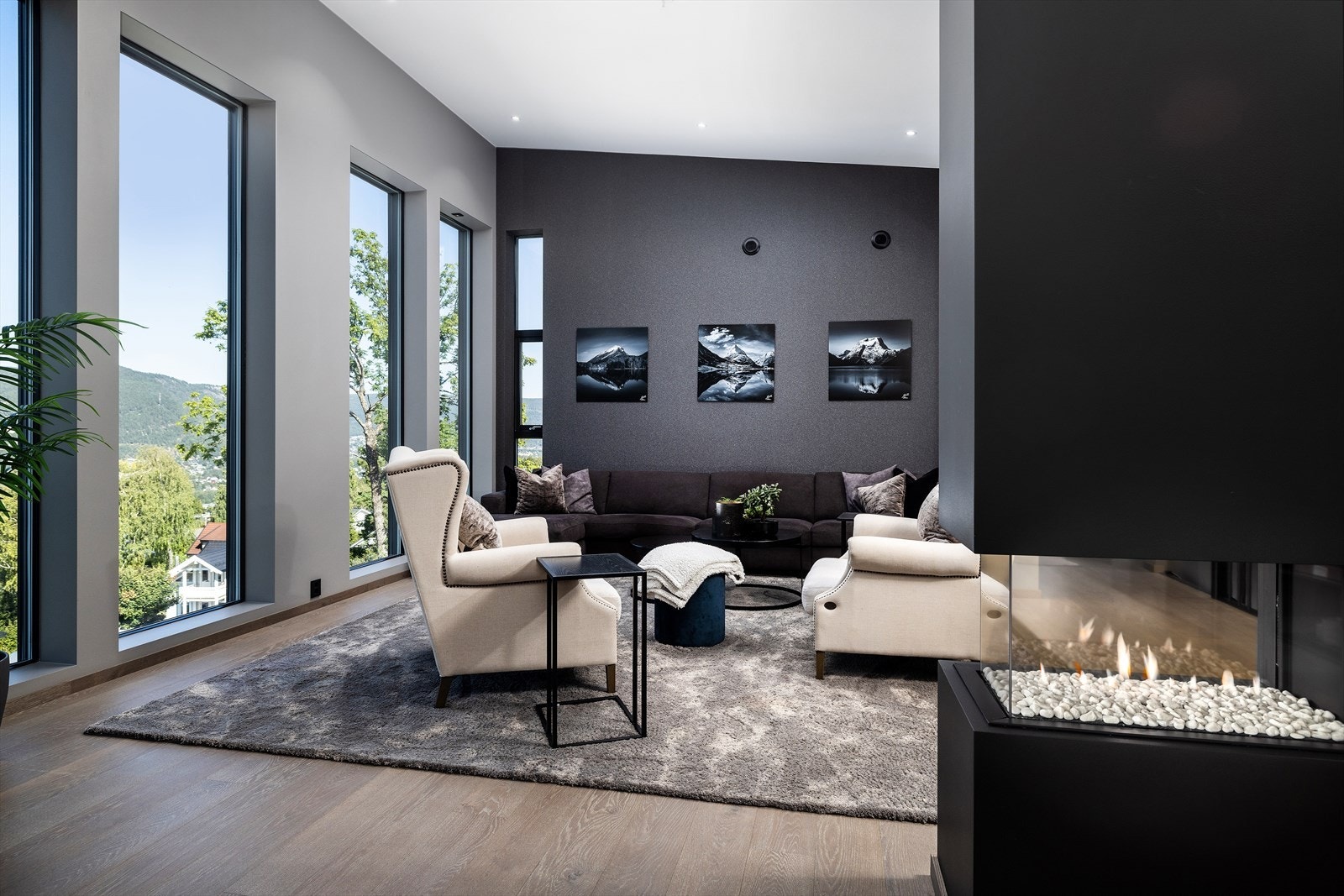 Stuen tilbyr fleksible møbleringsmuligheter, med god plass til sofagruppe og spisebord. Galleribilde