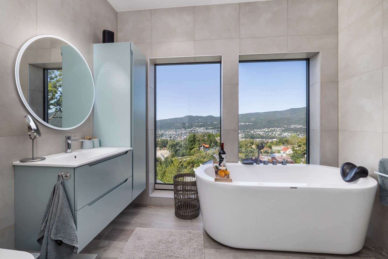 Velkommen til en meget flott og innholdsrik villa! Badet ligger praktisk og privat til i suiteløsning i tilknytning til hovedsoverommet. Galleribilde