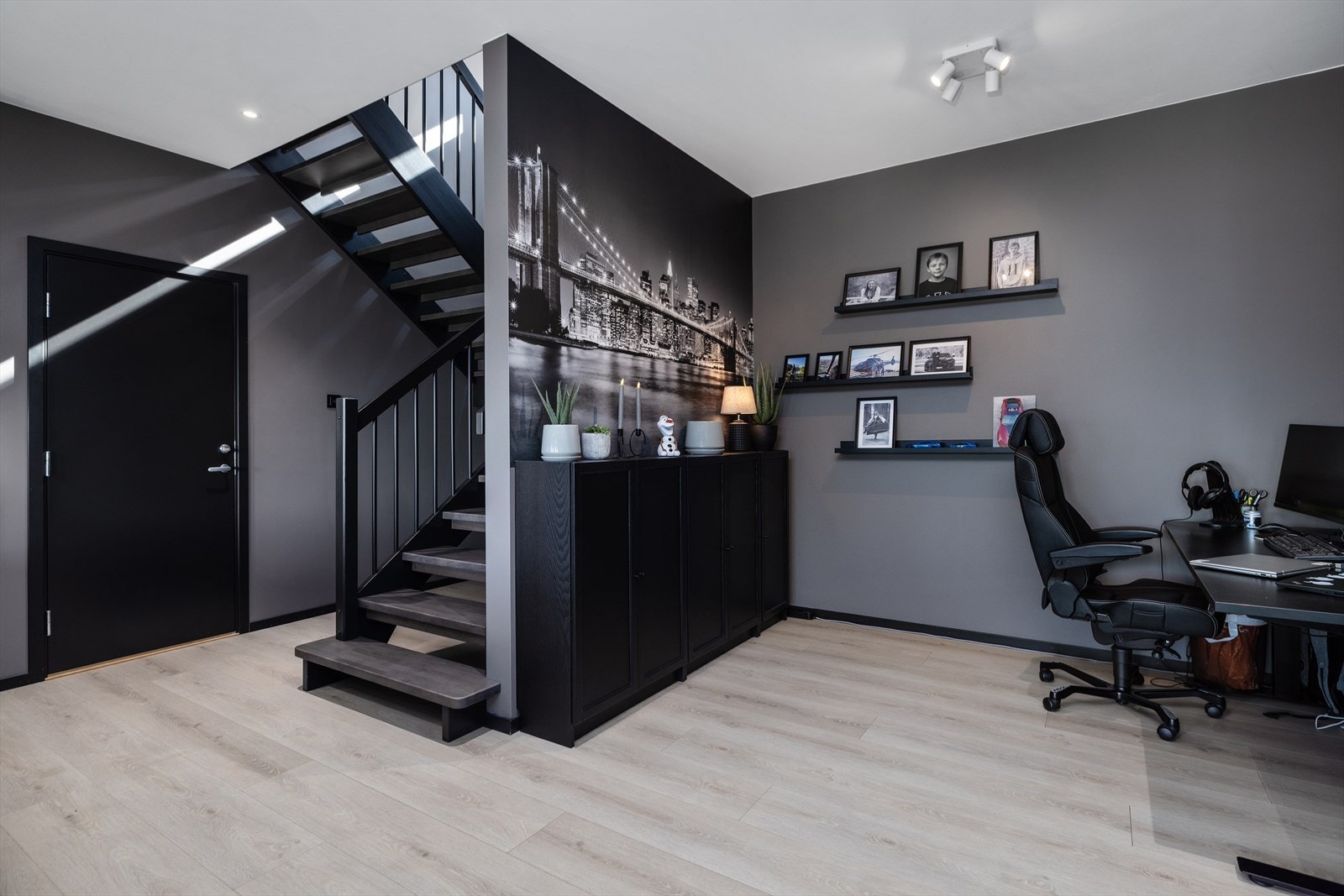 I tv-stuen er det innredet en kontorplass, et perfekt sted for hjemmekontor. Galleribilde