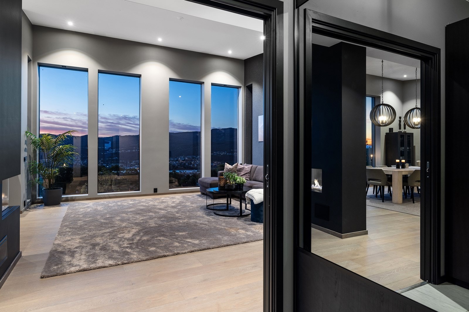 Det stilrene designet med mørke detaljer skaper et perfekt førsteinntrykk av boligen! Galleribilde